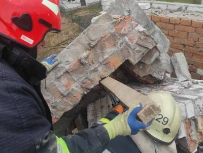 На Львовщине во время работы на мужчину упала стена: он погиб на месте – фото