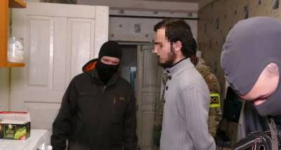 Видео жесткого задержания пособника террористов в Крыму и признания другого