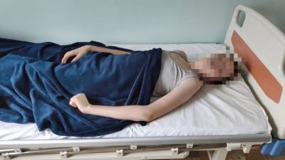 Ученик школы для особых детей попал в больницу с переломом позвоночника