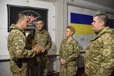 Военный атташе США побывала вблизи Донбасса нацепив нашивку с черепом
