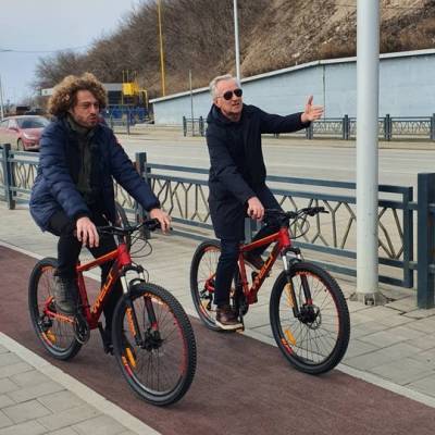 Сергей Греков на велосипеде показывает известному блогеру-урбанисту Илье Варламову Уфу