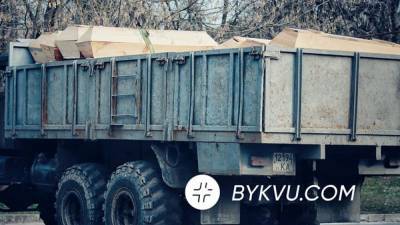 В одну из больниц Киева гробы привезли грузовиком: фото