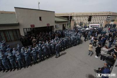 Ереван вновь забурлил: протестующие осаждают Минобороны Армении