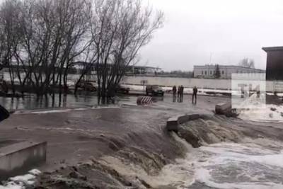 Затопило единственный выезд из поселка в Татарстане