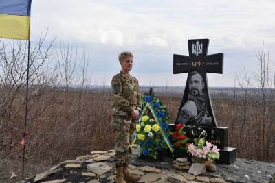 Полковник ВС США с черепом на рукаве прибыла на Донбасс