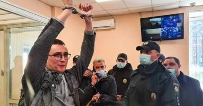 Суд в Одессе выпустил Стерненко из-под стражи (фото)