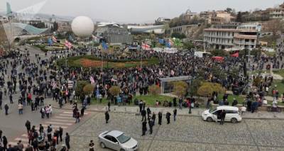 Грузинский шоумен выступил "против всех": Уцноби вывел на улицу тысячи сторонников