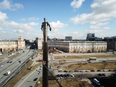 Памятник Гагарину в Москве помыли ко Дню космонавтики