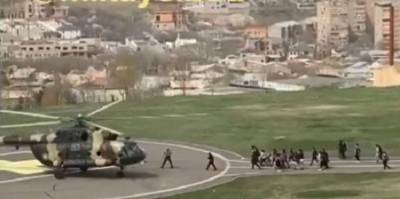 Чиновников МО Армении спасают от гнева родителей погибших солдат вертолетами (ВИДЕО)