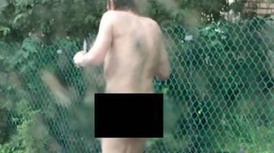 Невменяемый голый мужчина пугал детей на территории школы в Новороссийске