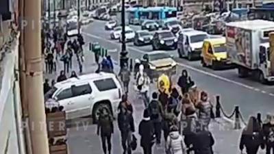 При обрушении штукатурки на Невском проспекте пострадали люди - piter.tv
