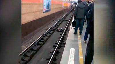 Петербуржец упал на пути на станции метро "Спасская"