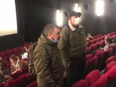 Виталий Манский - Активист SERB напал на основателя «Артдокфеста» и накинул ему тряпку на голову - znak.com - Москва