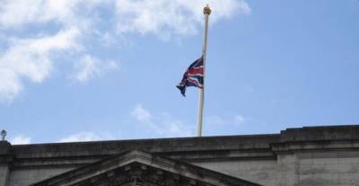 В Британии приспустили флаги в связи с трауром по принцу Филипу