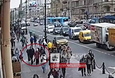 В Петербурге на Невском проспекте на прохожих рухнула штукатурка
