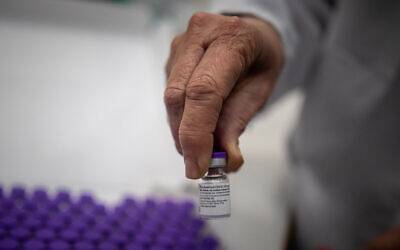 Франция советует смешивать вакцины из-за опасений свертывания крови и мира