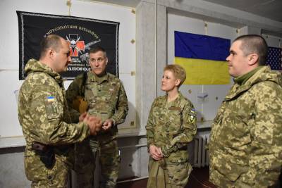 Военный атташе США приехала в Донбасс в форме с шевроном "Украина или смерть"