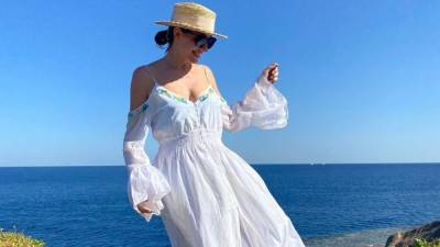 В летнем платье на фоне моря: Катя Осадчая показала новые фото из командировки