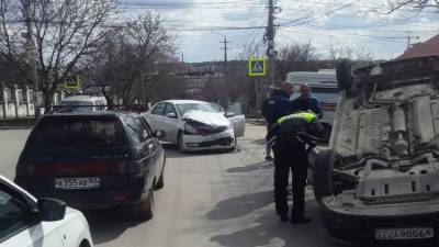 ДТП в Симферополе: "ВАЗ" от удара опрокинулся на крышу