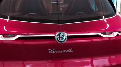 Компания Alfa Romeo отправила свой новый автомобиль Tonale на доработку и мира