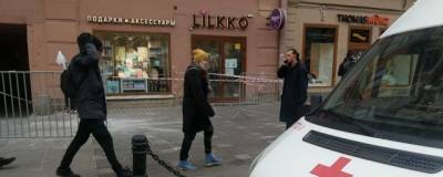 Мужчину, на которого упала штукатурка на Невском проспекте, госпитализировали