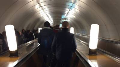 Эскалатор зажевал платье пассажирки в петербургском метро
