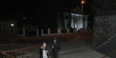 В Луцке парень и девушка сорвали флаг Украины, а затем пошли с ним гулять по улице — фото