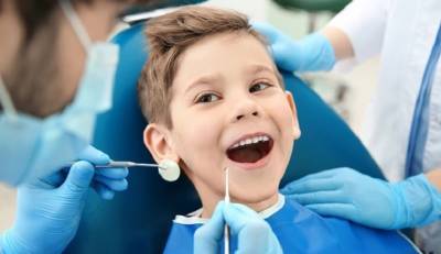 Самый длинный в мире молочный зуб вырвал стоматолог у юного канадца