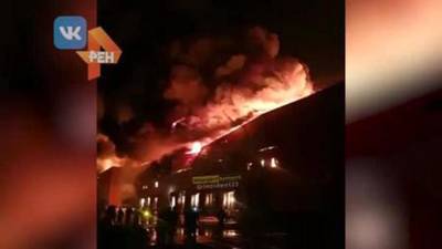 В Барнауле загорелся склад на площади 1200 кв. м