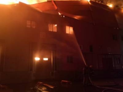 В Барнауле вспыхнул крупный пожар на складе