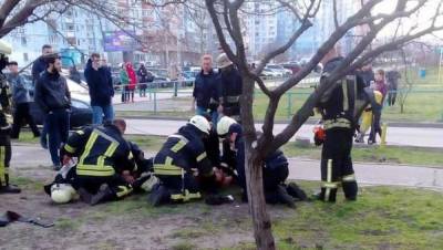 Ужасный пожар в Киеве: спасатели реанимировали двоих детей – видео