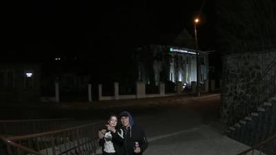 В Луцке пьяные парень и девушка сорвали флаг с муниципального здания