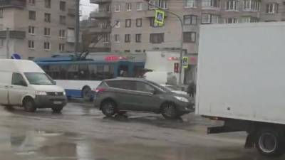 Перекресток Голикова и Ветеранов затопило из-за прорыва недавно поменянной трубы