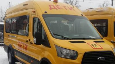 Автобус с детьми врезался в легковушку в Новгородской области