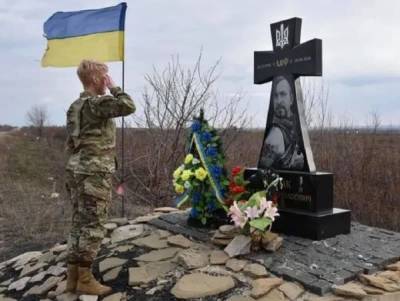 Военный атташе США на Украине отдала честь на могиле украинского...