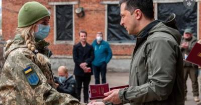 Под обстрелами ползла по грязи к раненым: боевой медик Светлана Землина получила орден от президента