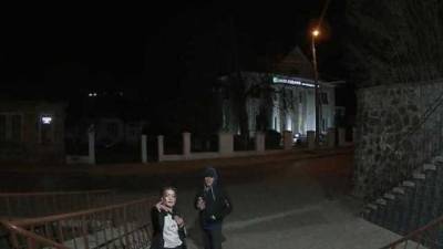 Парень и девушка в Луцке сорвали для развлечения государственный флаг