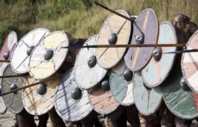 Почему щиты викингов в действительности были непрочными и легко ломались