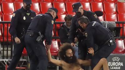 Болельщик прятался на стадионе 14 часов, чтобы выбежать на поле в матче ЛЕ «Гранада» — МЮ