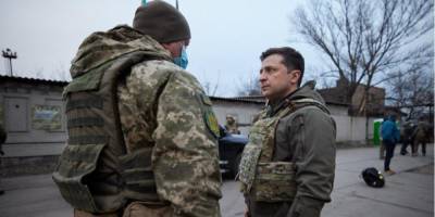 «По нашим ребятам работают снайперы». Зеленский опубликовал видео своего визита на Донбасс