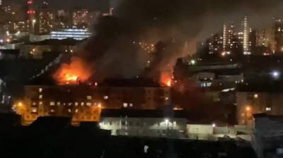 Пятиэтажный дом в Воронеже полностью эвакуировали из-за мощного пожара: появилось видео