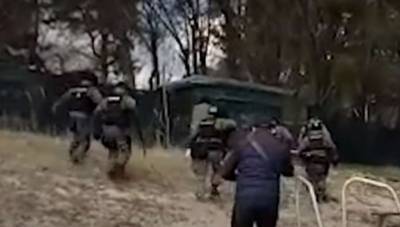 Полицейский спецназ нагрянул к захватчикам Труханова острова (ВИДЕО)
