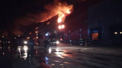 Открытое горение на складе в Барнауле ликвидировано