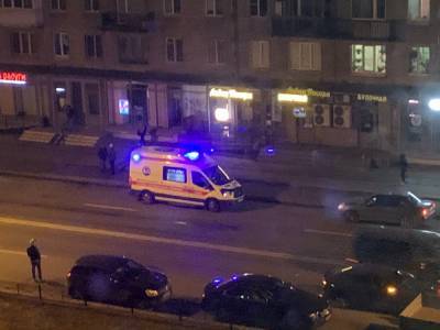 В Петербурге автомобиль сбил девочку, которая с матерью переходила дорогу в неположенном месте