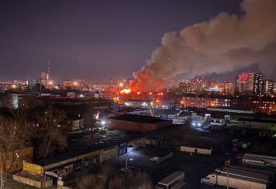 В Воронеже полыхает многоэтажка, всех жильцов эвакуировали — видео
