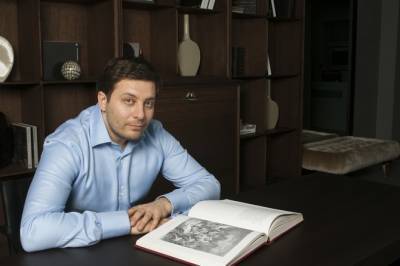 «Блестящий талант лицедейства»: известный журналист признался «в зависти» к Малахову