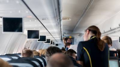 Российская стюардесса рассказала, как избежать укачивания в самолете