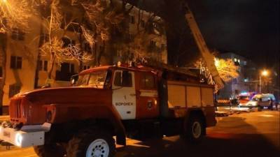 Площадь пожара в жилой пятиэтажке Воронежа увеличилась — видео