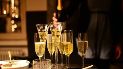 Франция поздравила Россию с годовщиной Победы шестилитровой бутылкой шампанского