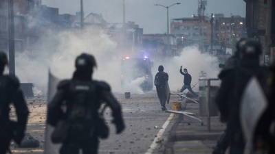 В Колумбии в ходе беспорядков пострадали более 200 полицейских